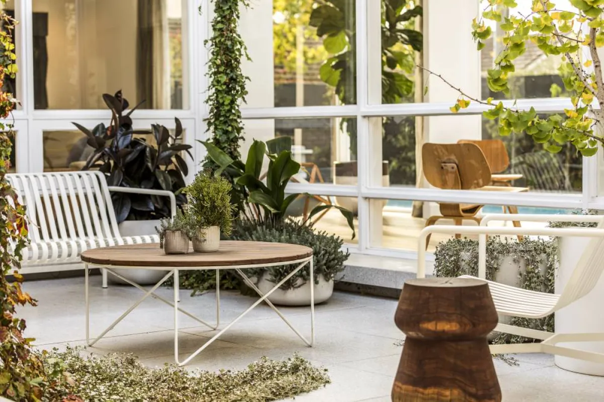 طاولة بسيطة ومناسبة مع الديكور