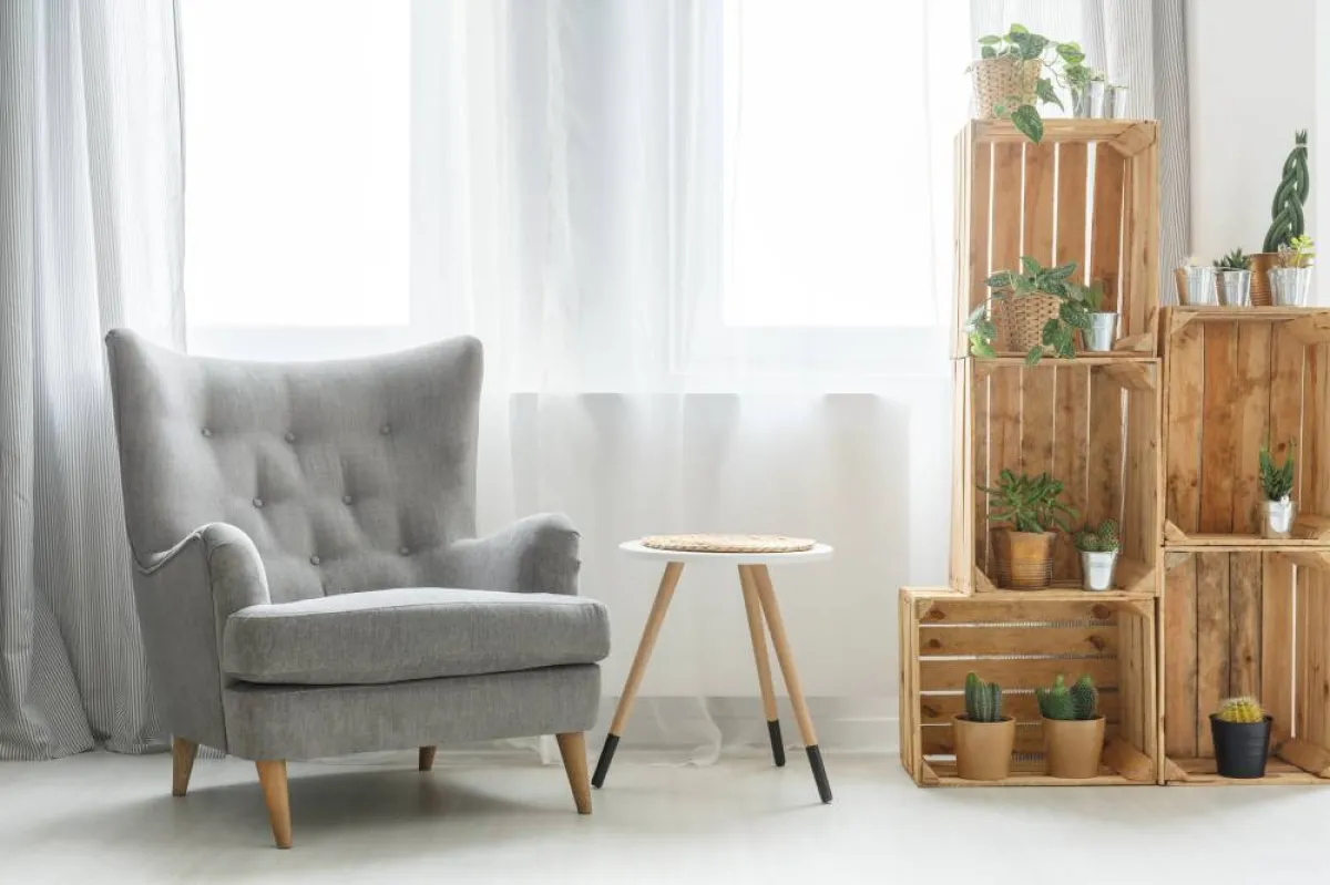 رفوف خشبيّة مصنوعة من الصناديق 