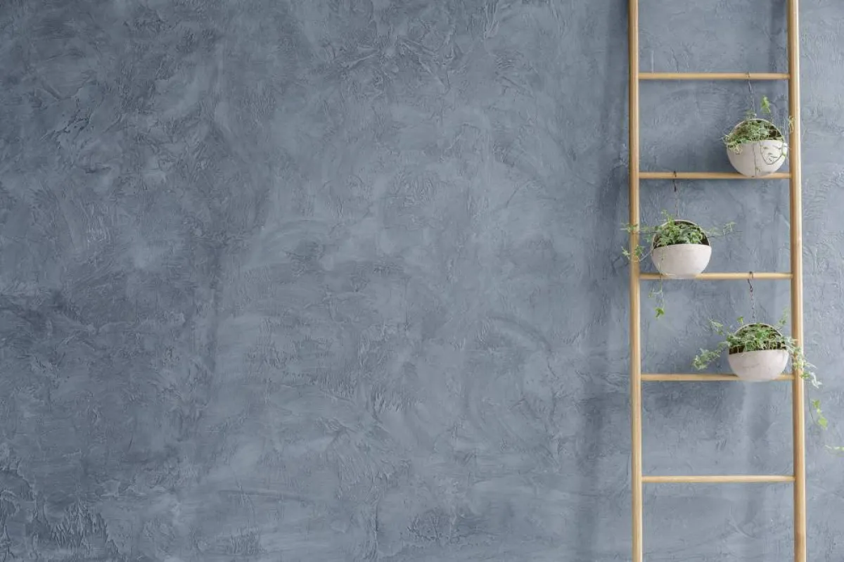 سلم خشبي مصنوع يدويًّا ومزين بالزهريات