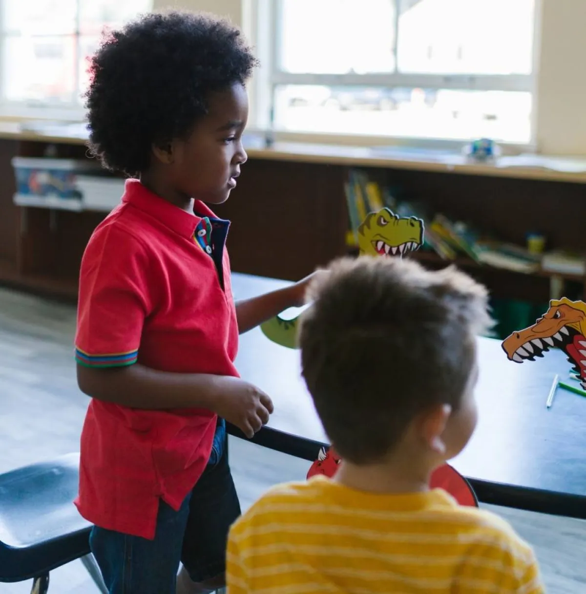 صورة أطفال مع عالم الديناصورات