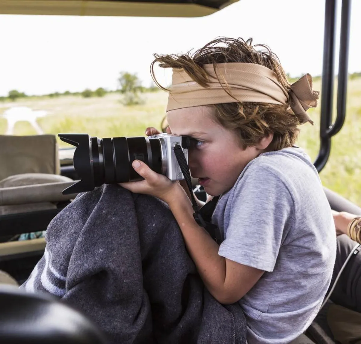 صورة لطفل في رحلة افتراضية عبر آلة الزمن