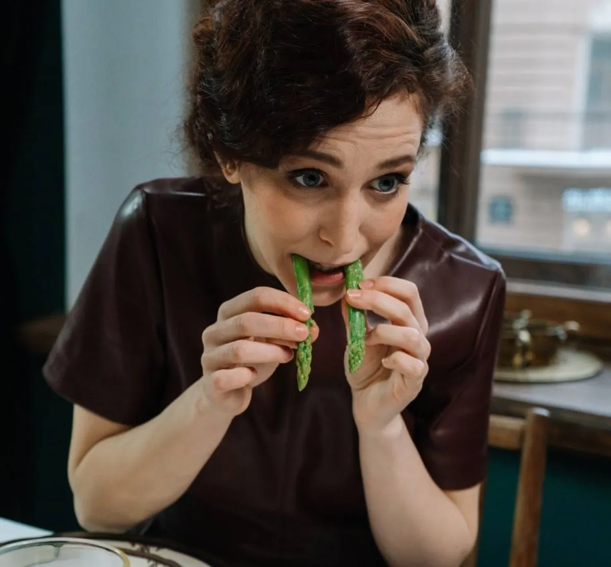 صورة امرأة تاكل الهليون