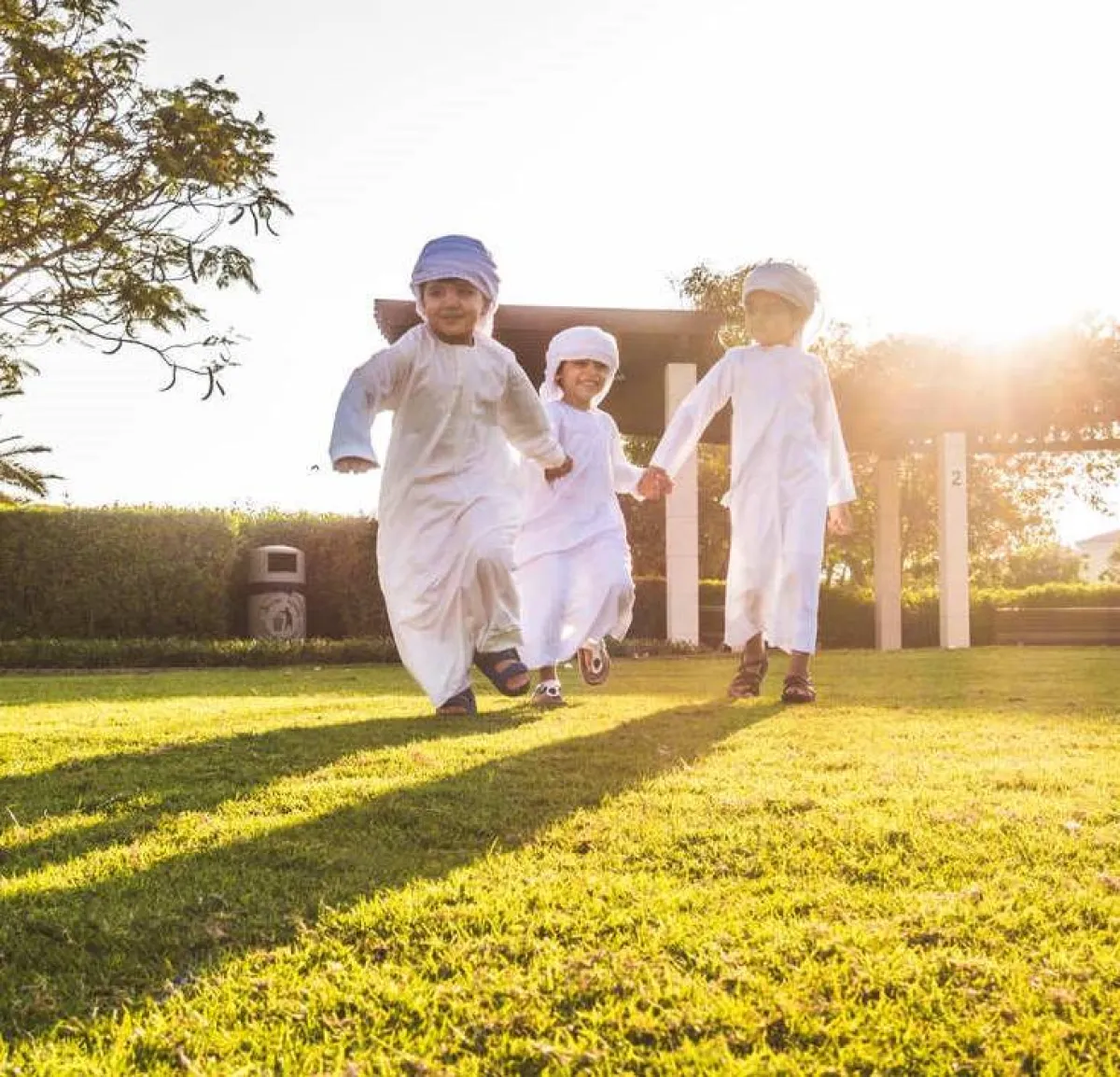 صورة أطفال صبيان يلعبون ويركضون