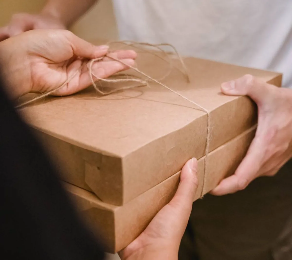 صورة لشاب يقدم الدعم