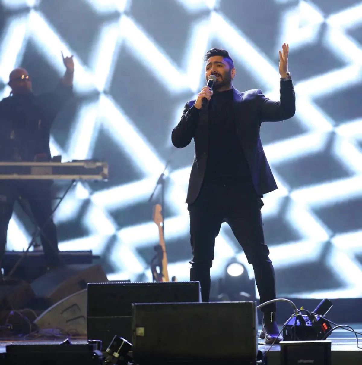 تامر حسني على مسر ح بكر الشدي في البوليفارد - تصوير صالح الغنام