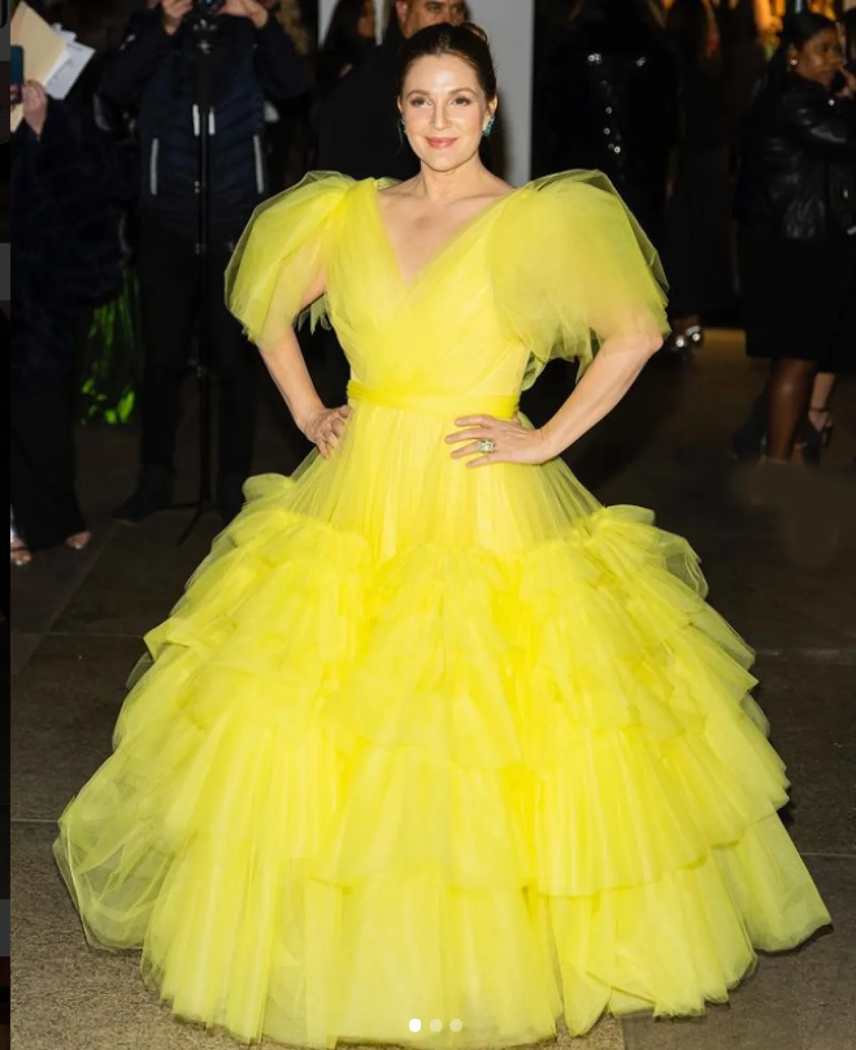 درو باريمور ترتدي الفستان الأصفر