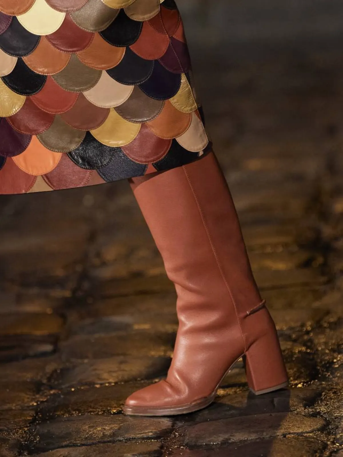 أحذية باللون البني