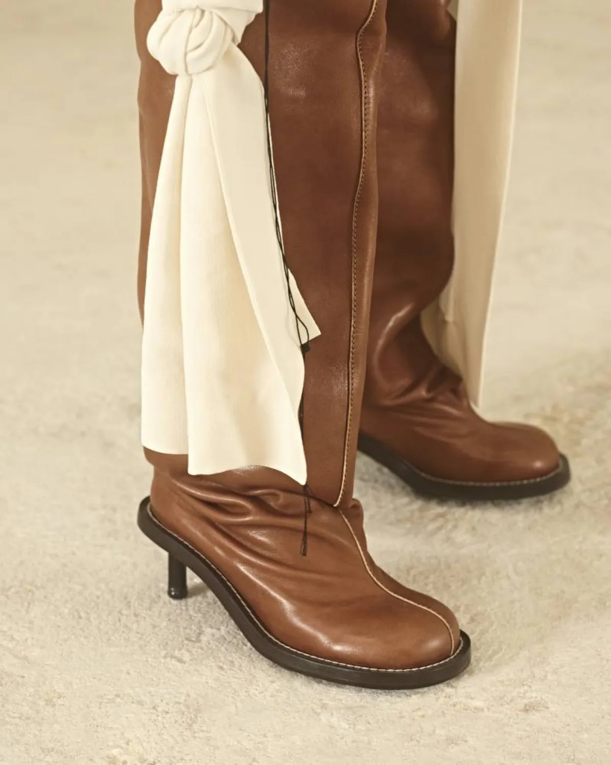 أحذية باللون البني