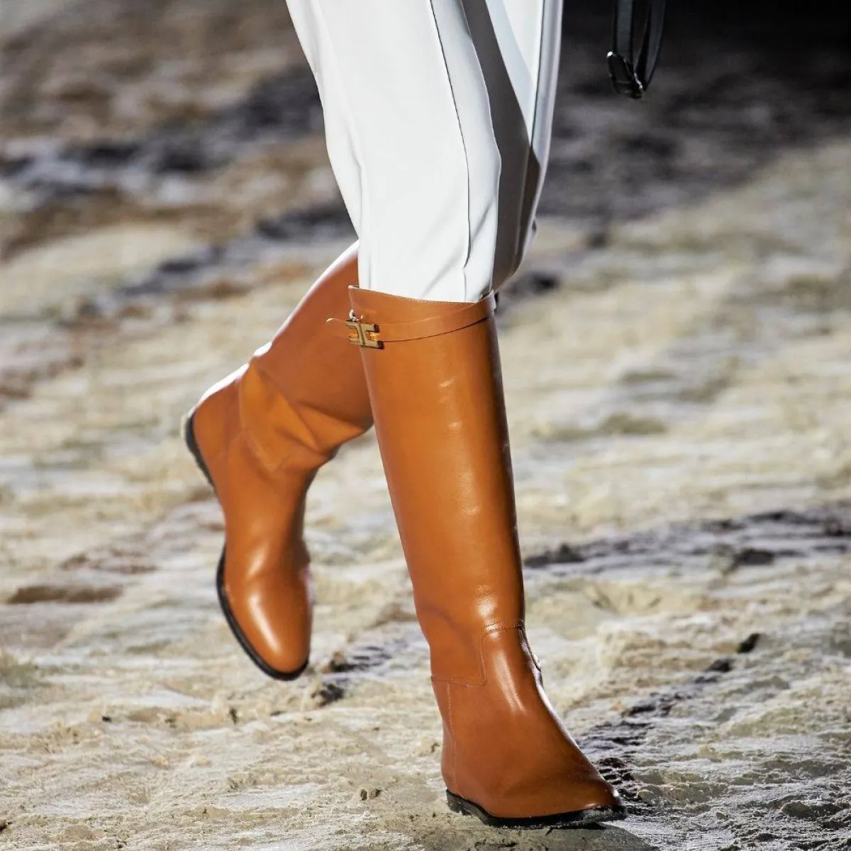 أحذية باللون البني