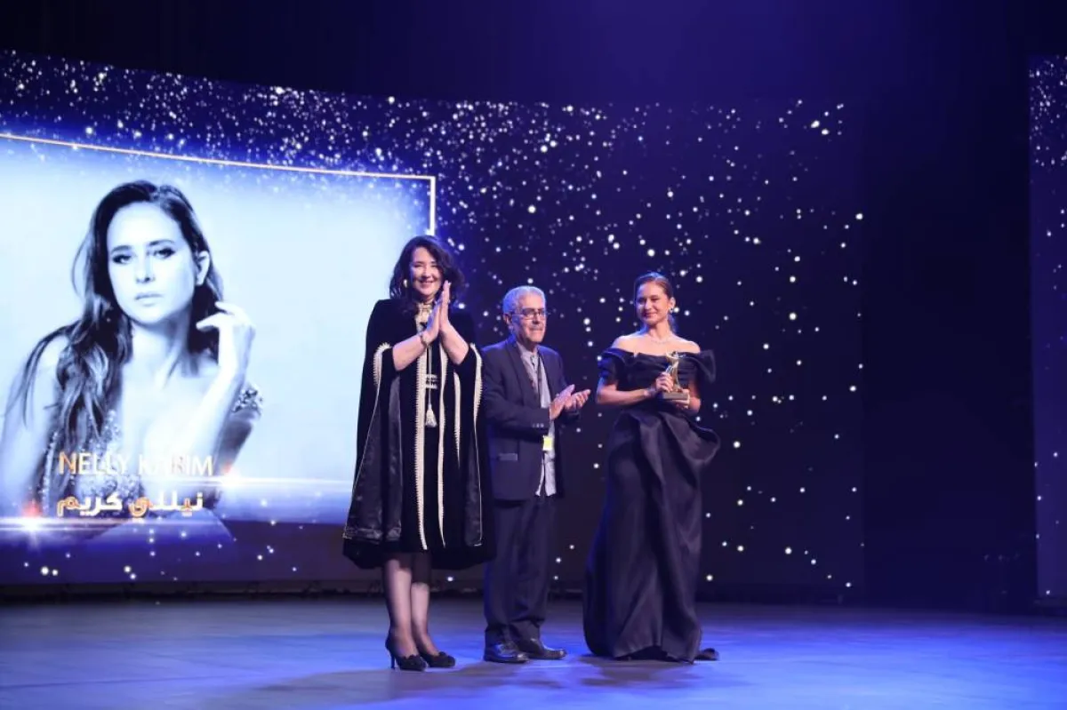  تكريم نيللي كريم من وزيرة الثقافة التونسية ومدير المهرجان قرطاج 