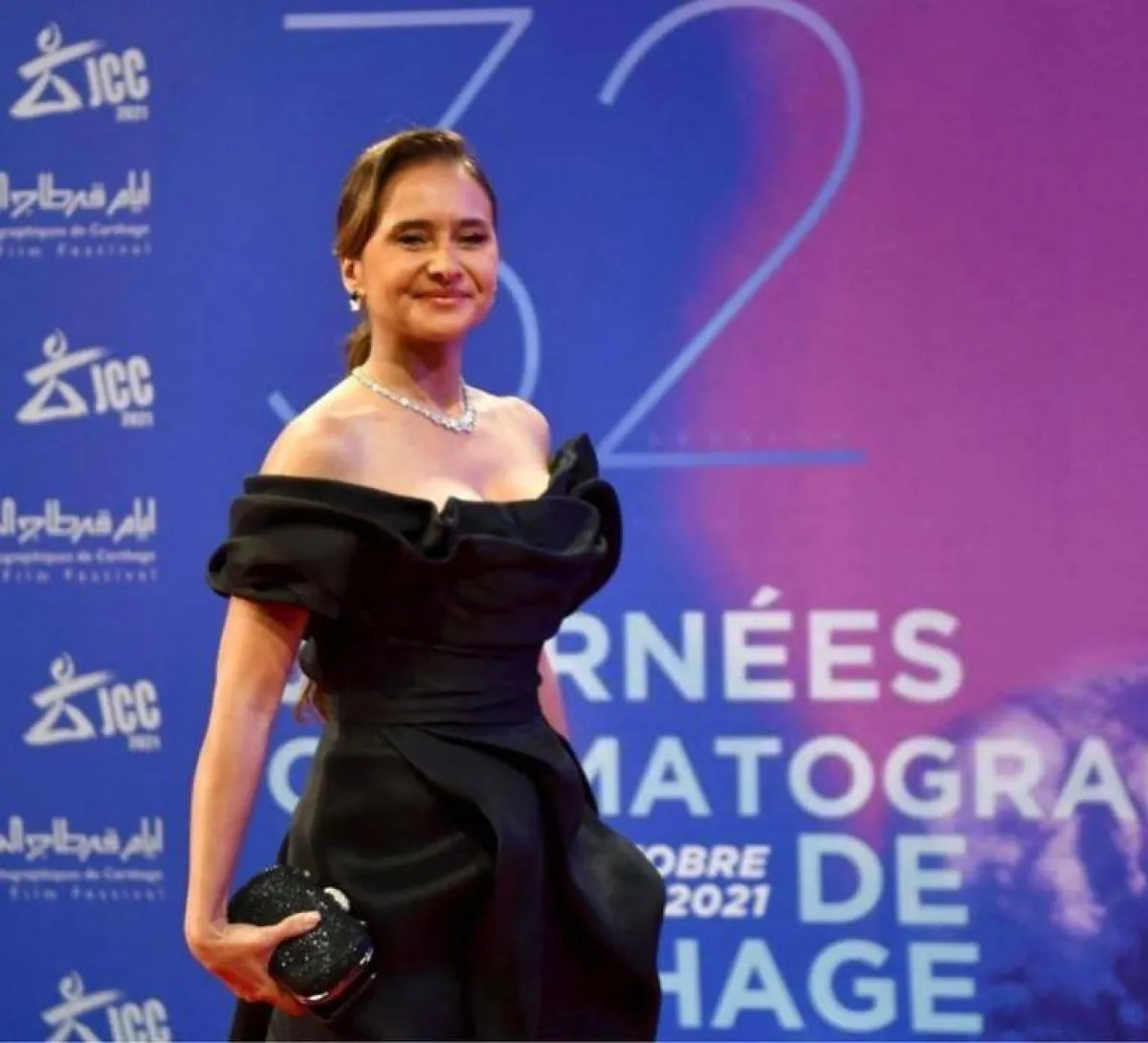 نيللي كريم أثناء مرورها على السجاد الأحمر- الصورة من موقع المهرجان