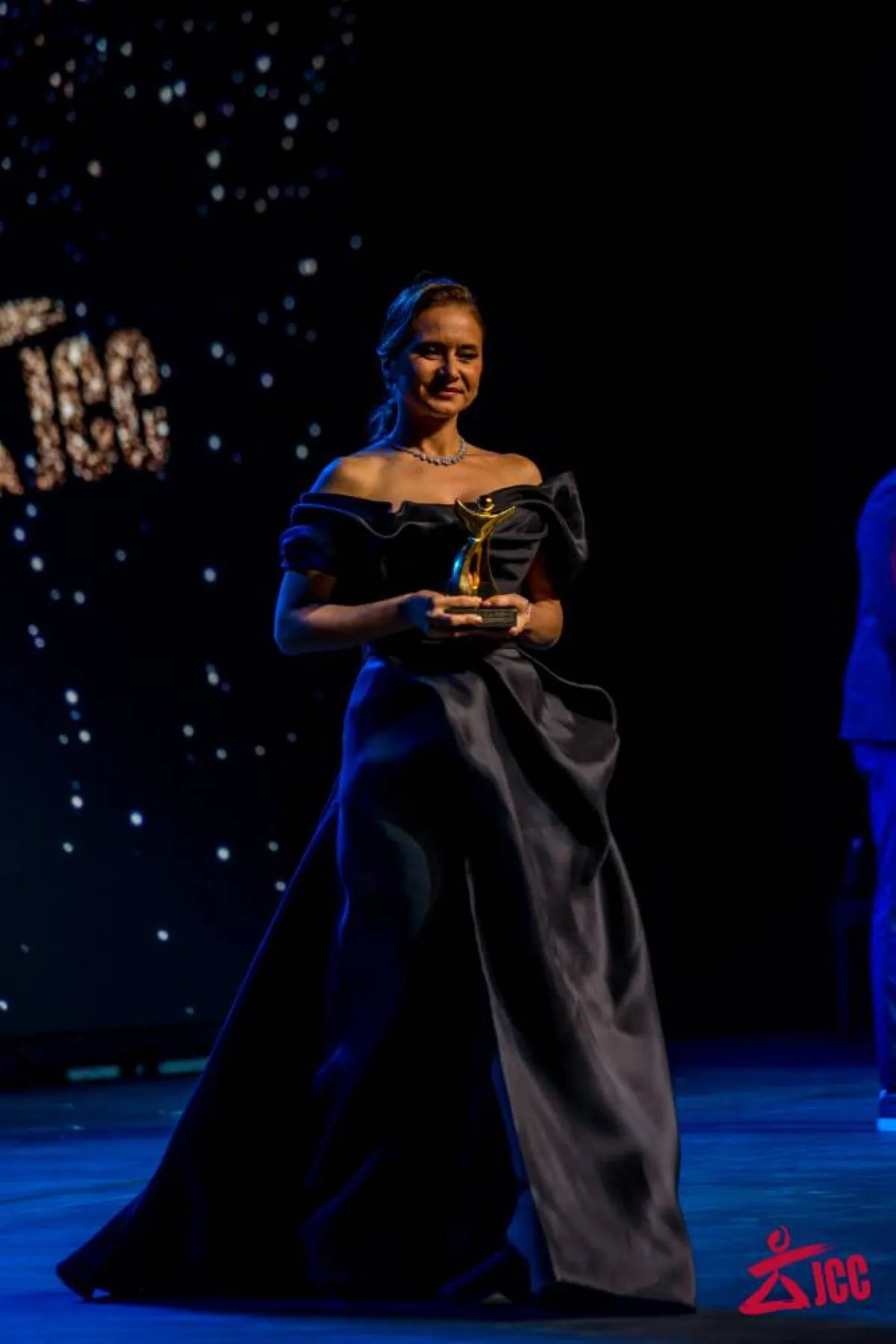 نيللي كريم بعد تكريمها- الصورة من موقع المهرجان