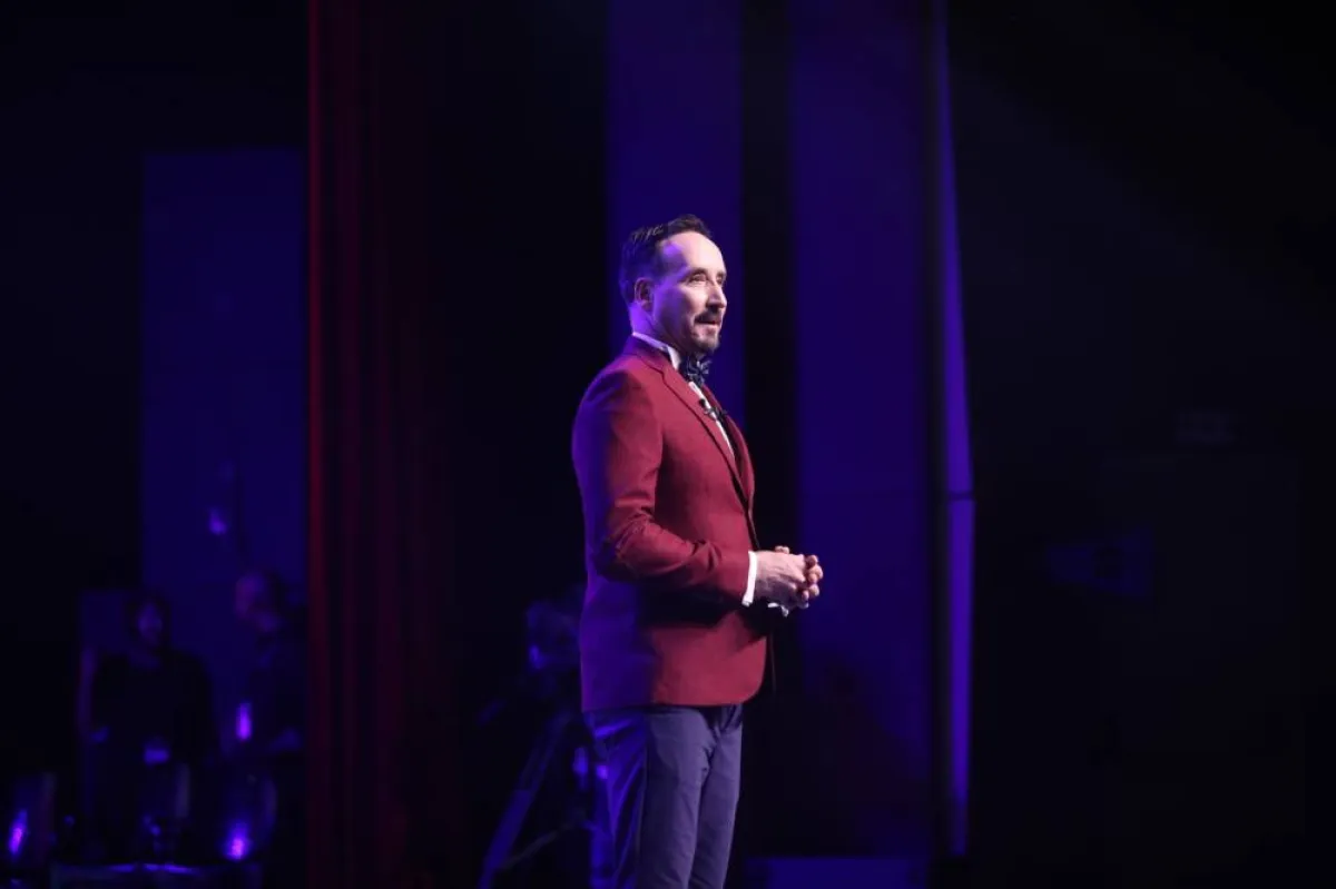 الممثل والمخرج نجيب بلقاضي مقدم حفلي الافتتاح والاختتام- الصورة من موقع المهرجان