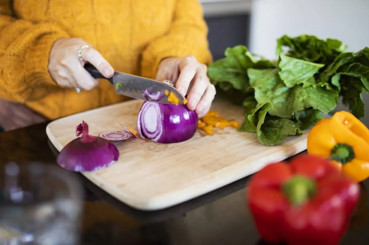 تقطيع البصل قبل عملية الطهي، وانبعاث الروائح