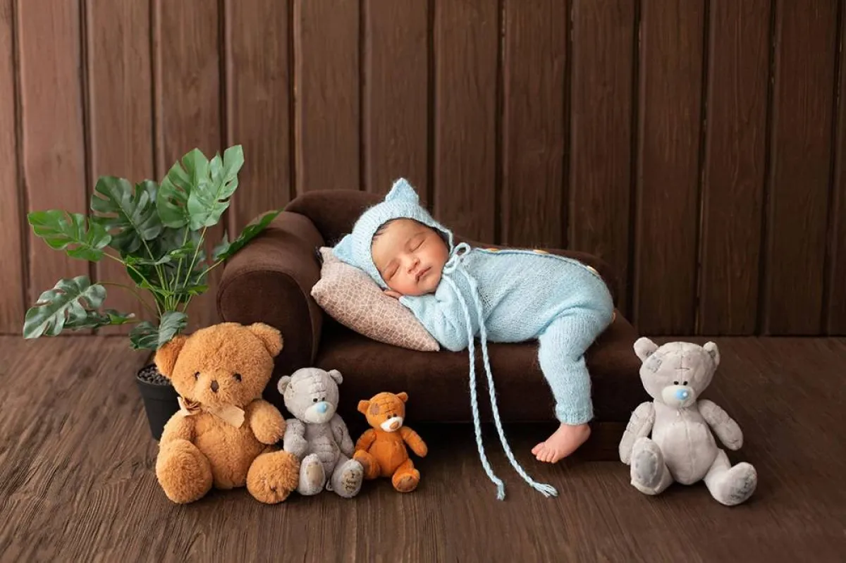 صورة لطفل رضيع نائم على بطنه