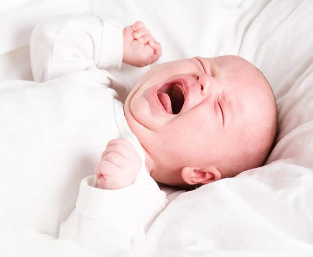 صورة لطفل رضيع يبكي