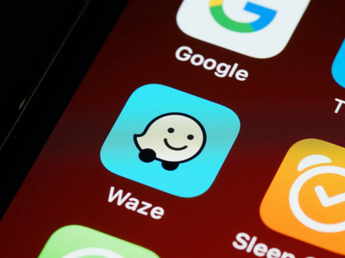 صورة لتطبيق ويز waze الخاص بالخرائط والمواقع