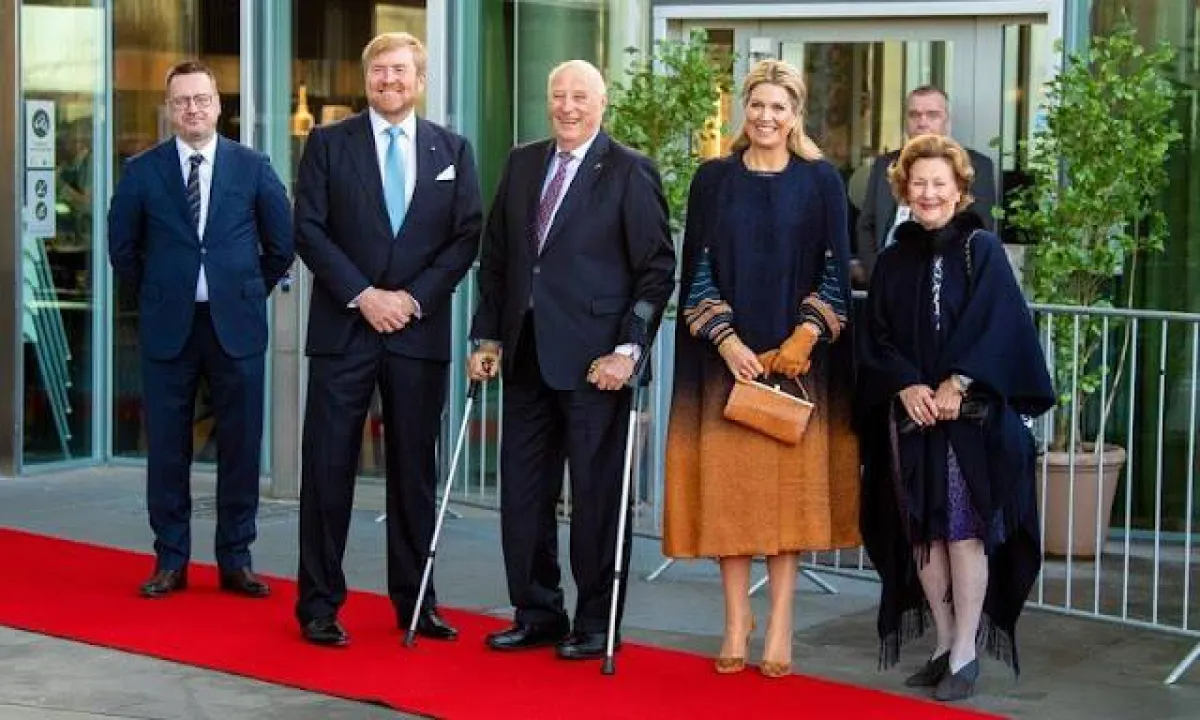 الملك ويليم والملكة ماكسيما  والملك هارالد والملكة سونيا في مكتبة ديشمان- الصورة من موقع New my Royals