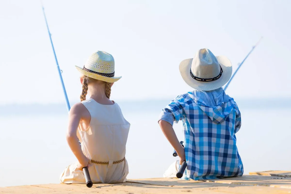 صورة لولد وبنت يصطادان