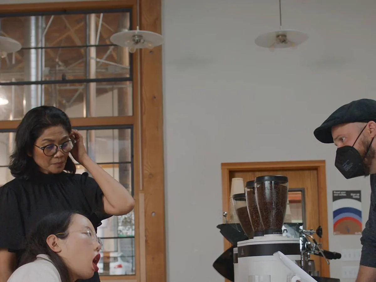 صورة أشخاص مع أحد الأشخاص من ذوي الهمم