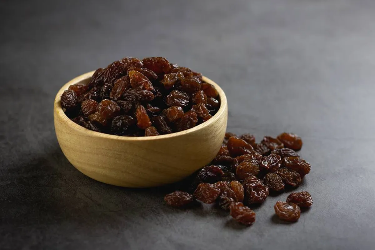 فوائد الزبيب الأسود للنساء عديدة 