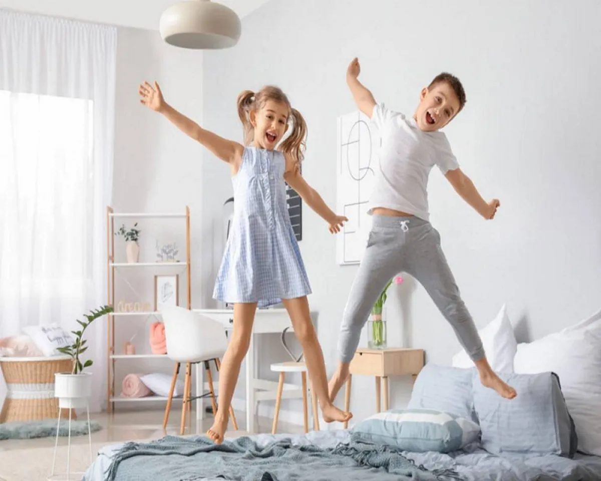 صورة لأطفال يلعبون بحماس