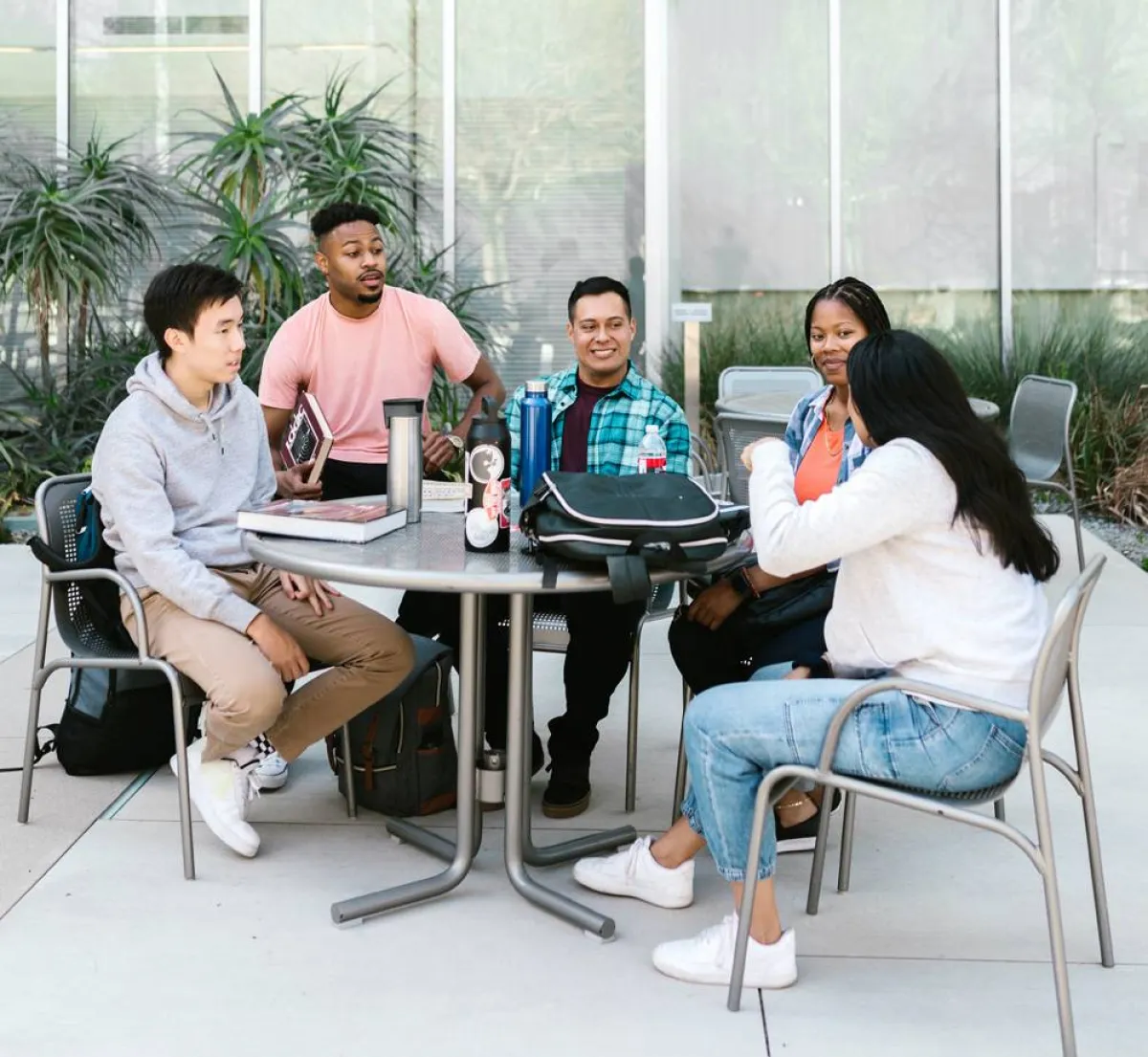  كيف أنظم حياتي بين الجامعة والأصدقاء؟