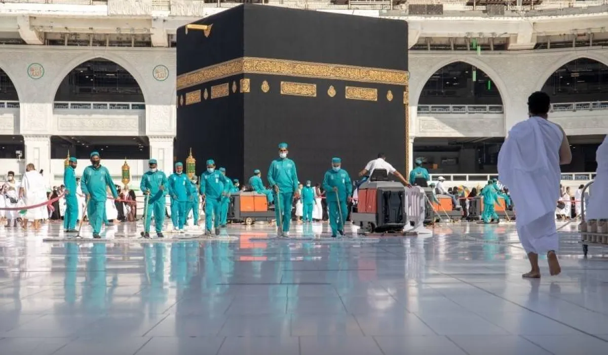 4 آلاف عامل وعاملة و500 معدة آلية لتطهير وتعقيم المسجد الحرام