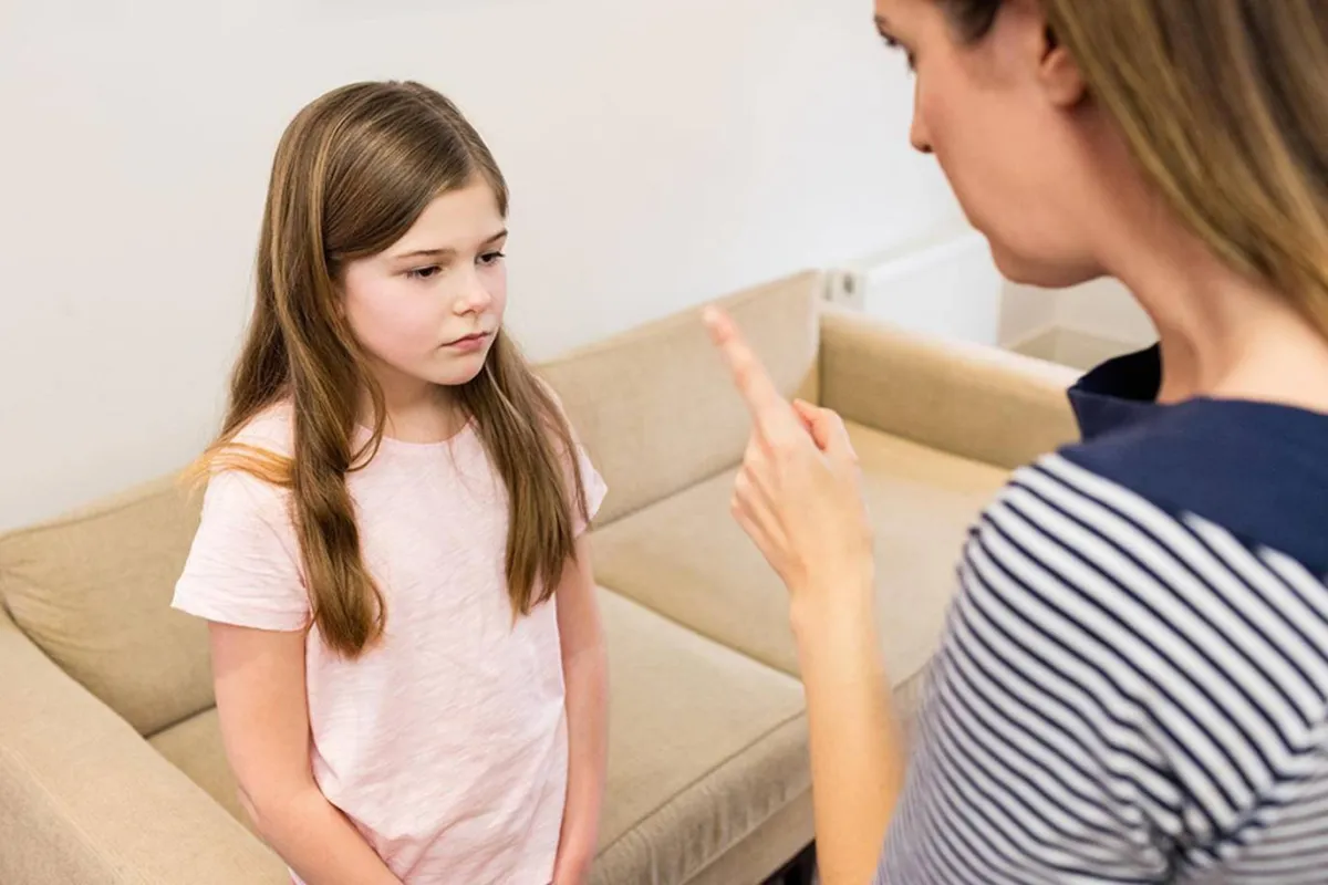 صورة لأم تعاقب طفلتها