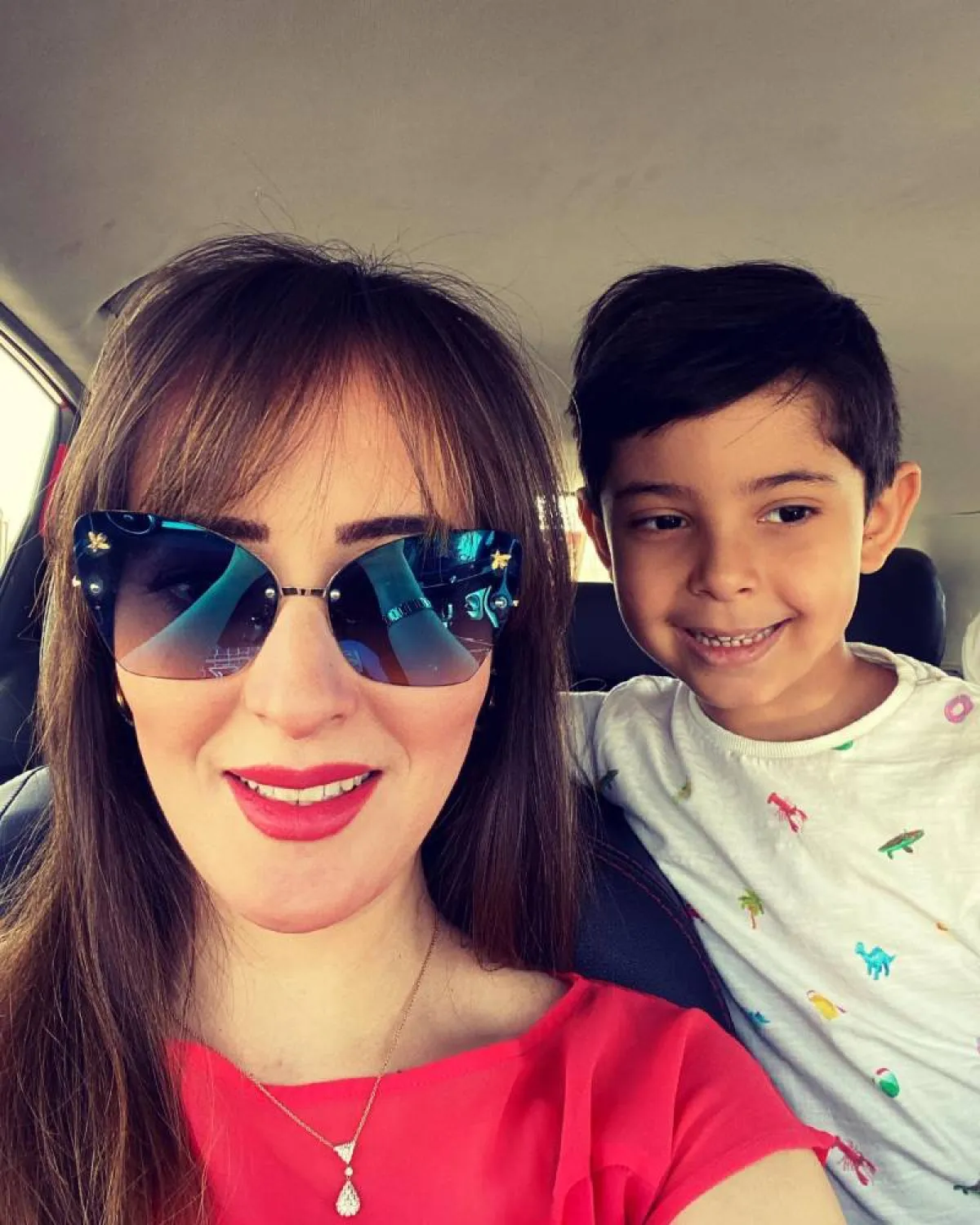 سناء يوسف مع ابنها ياسين- الصورة من حسابها على الفايس