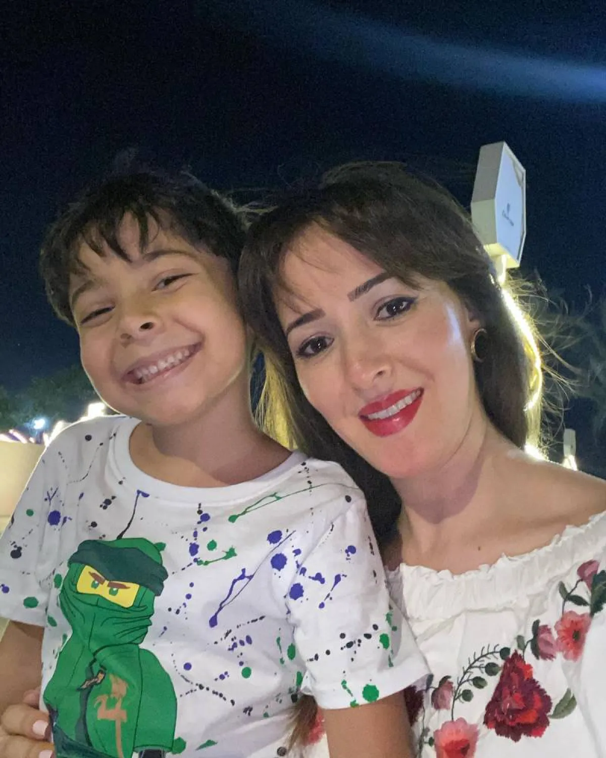 الفنانة سناء يوسف مع ابنها ياسين الصورة من موقعها على الفايس