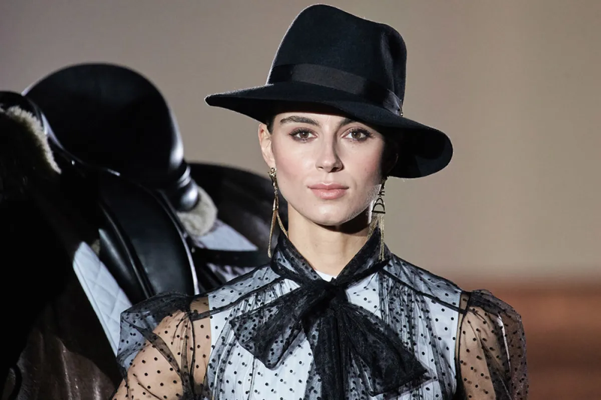 قبعة سوداء من إليزابيتا فرانكي Elisabetta Franchi 