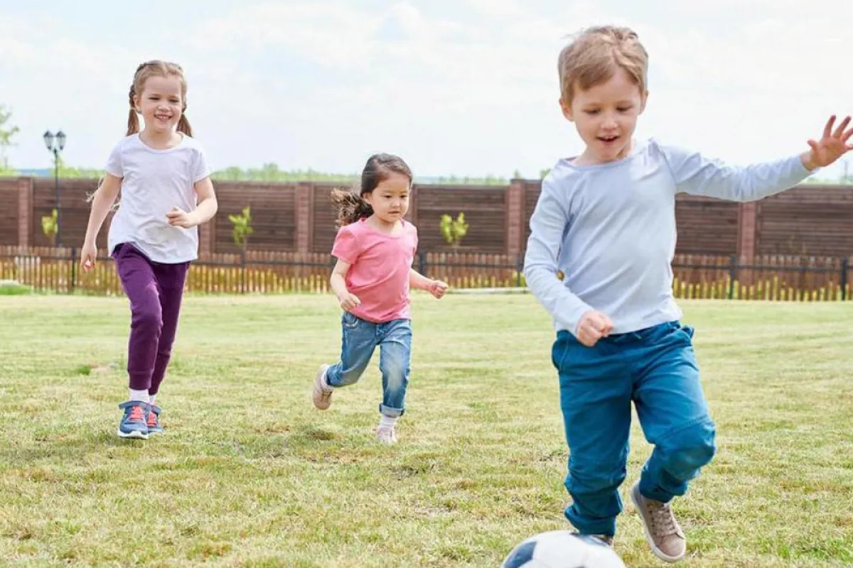 صورة أطفال يلعبون كرة القدم