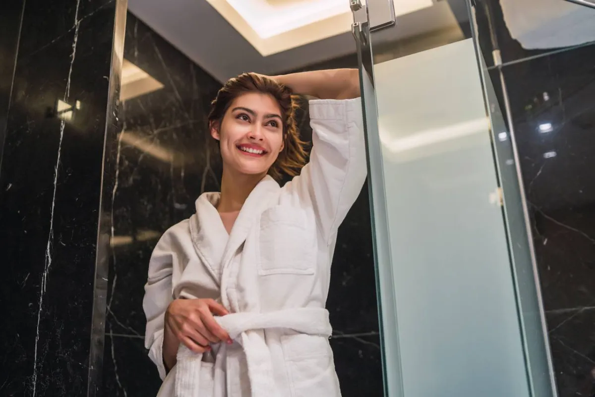 صورة لامرأة في الحمام