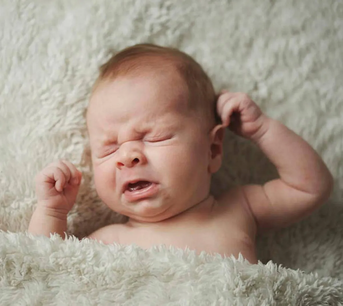 صورة لرضيع يبكي