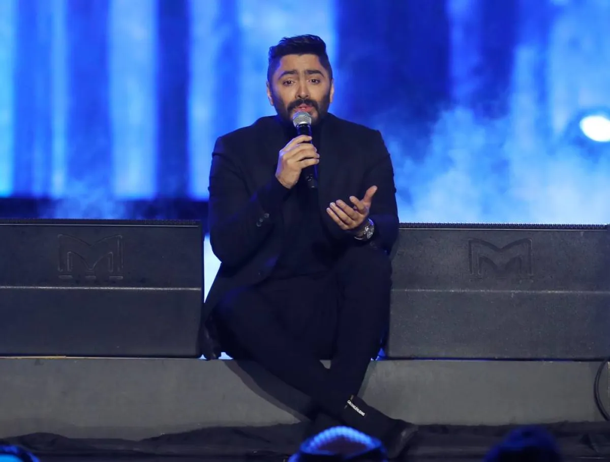 3الفنان تامر حسني وهو يغني ارجعلي