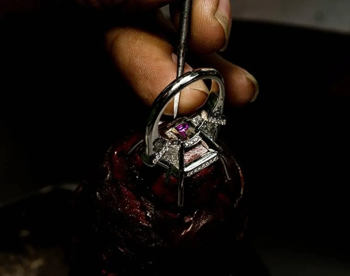 لقطة قريبة أثناء تصميم الخاتم تظهر إضافة حرف P من الياقوت الوردي-الصورة من موقع مجوهرات Jean Dousset الرسمي