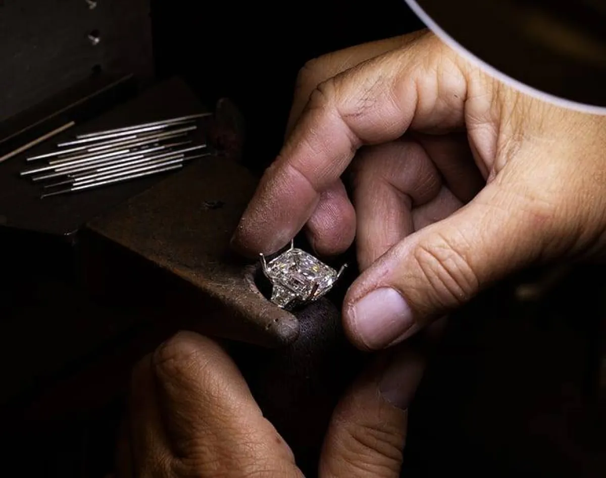 الصورة من موقع مجوهرات Jean Dousset ويظهر لقطة قريبة أنثاء تصميم خاتم باريس هيلتون