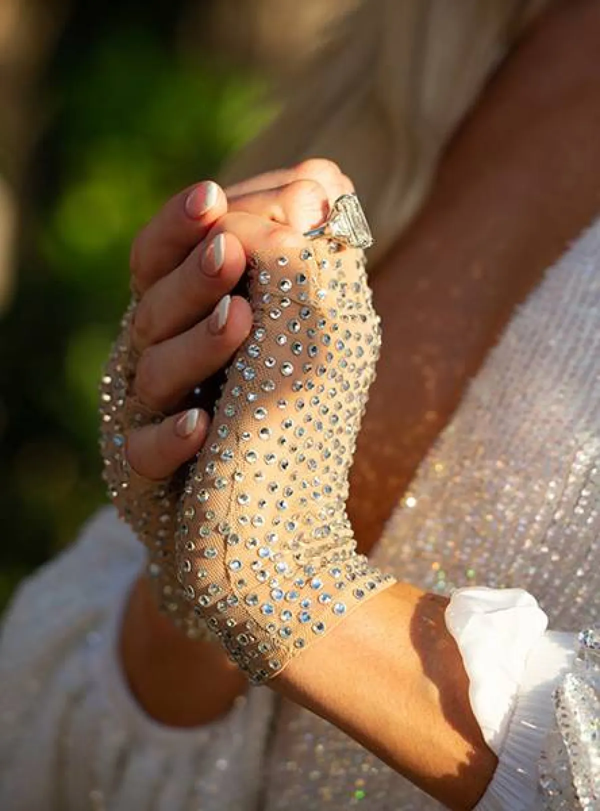 باريس هيلتون ترتدي خاتمها الساحر-الصورة من موقع مجوهرات Jean Dousset