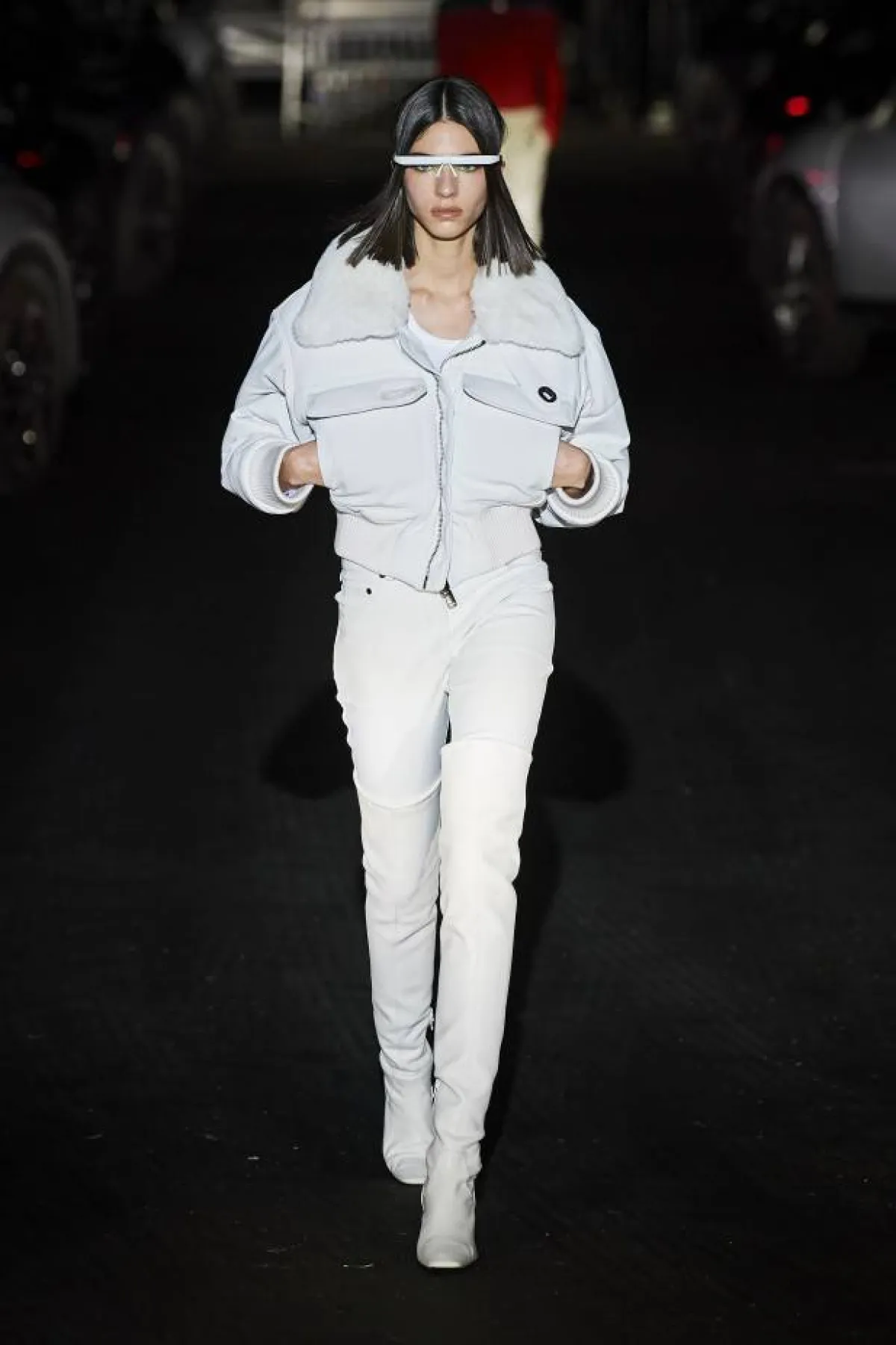 بنطلون أبيض ضيق مع جاكيت أبيض قصير وتوب أبيض