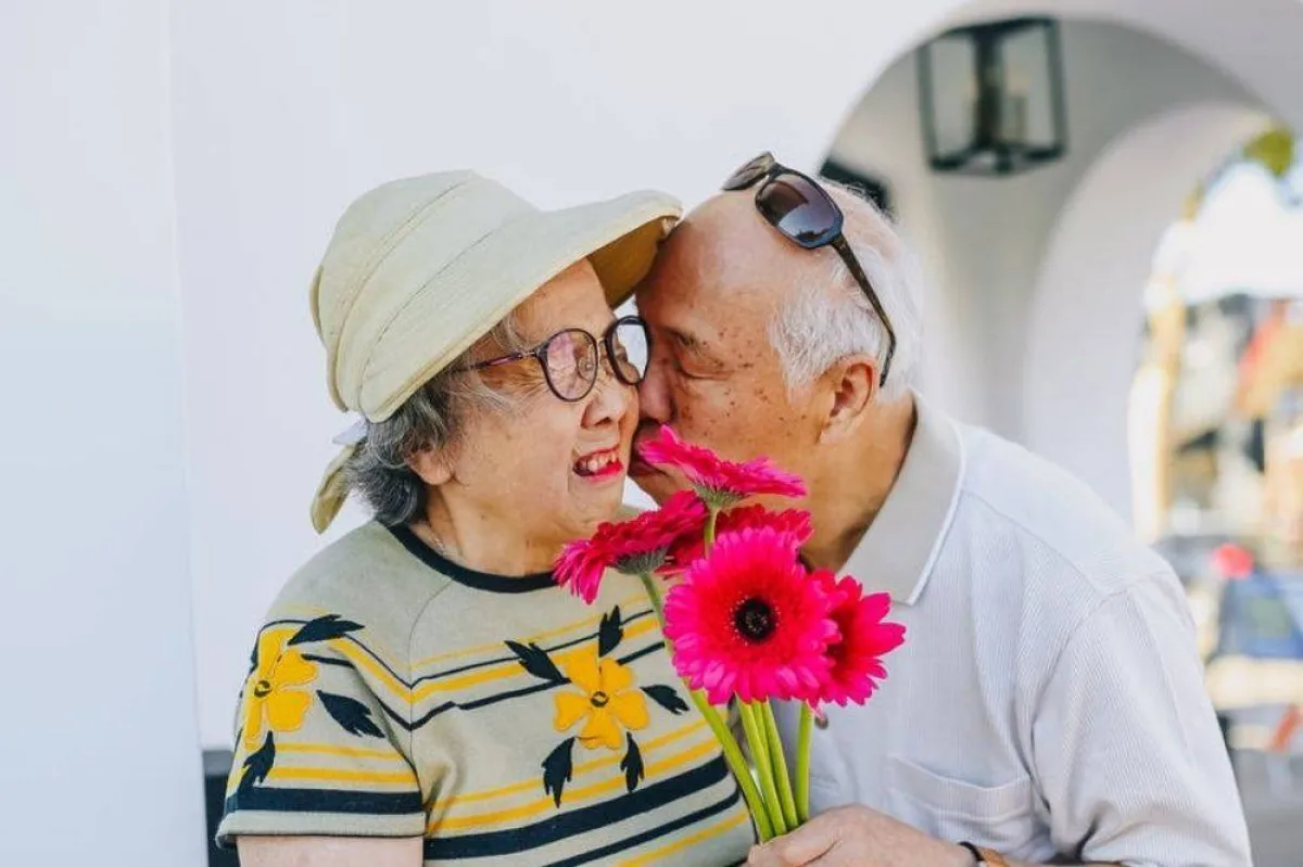 يمثل تمريناً للوجه والرقبة 