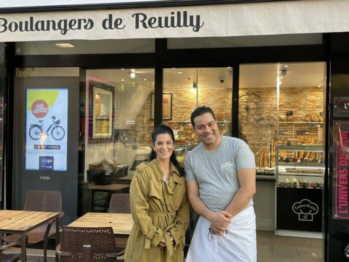 مكرم امام مخبزه في باريس