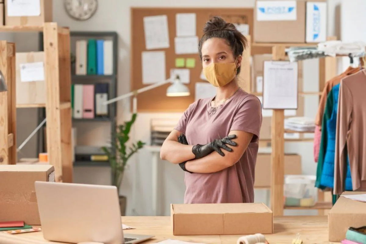 صورة توضح امرأة متكلفة