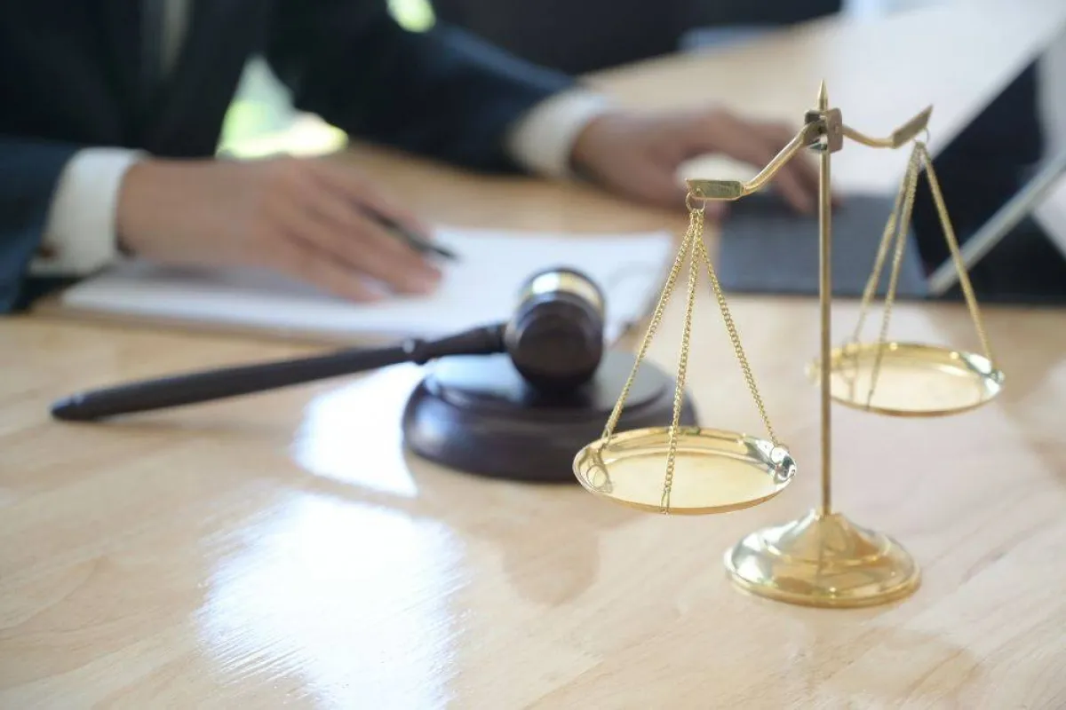 صورة تظهر ميزان العدالة ورمز القانون