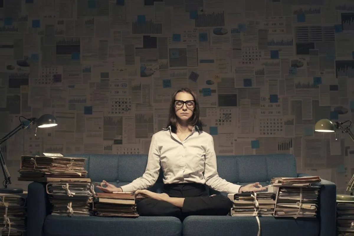 صورة تظهر مرأة واعية ووحيدة