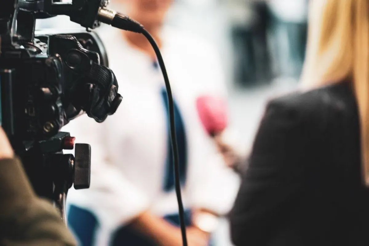 صورة توضح لشخصية تعمل استفتاءات