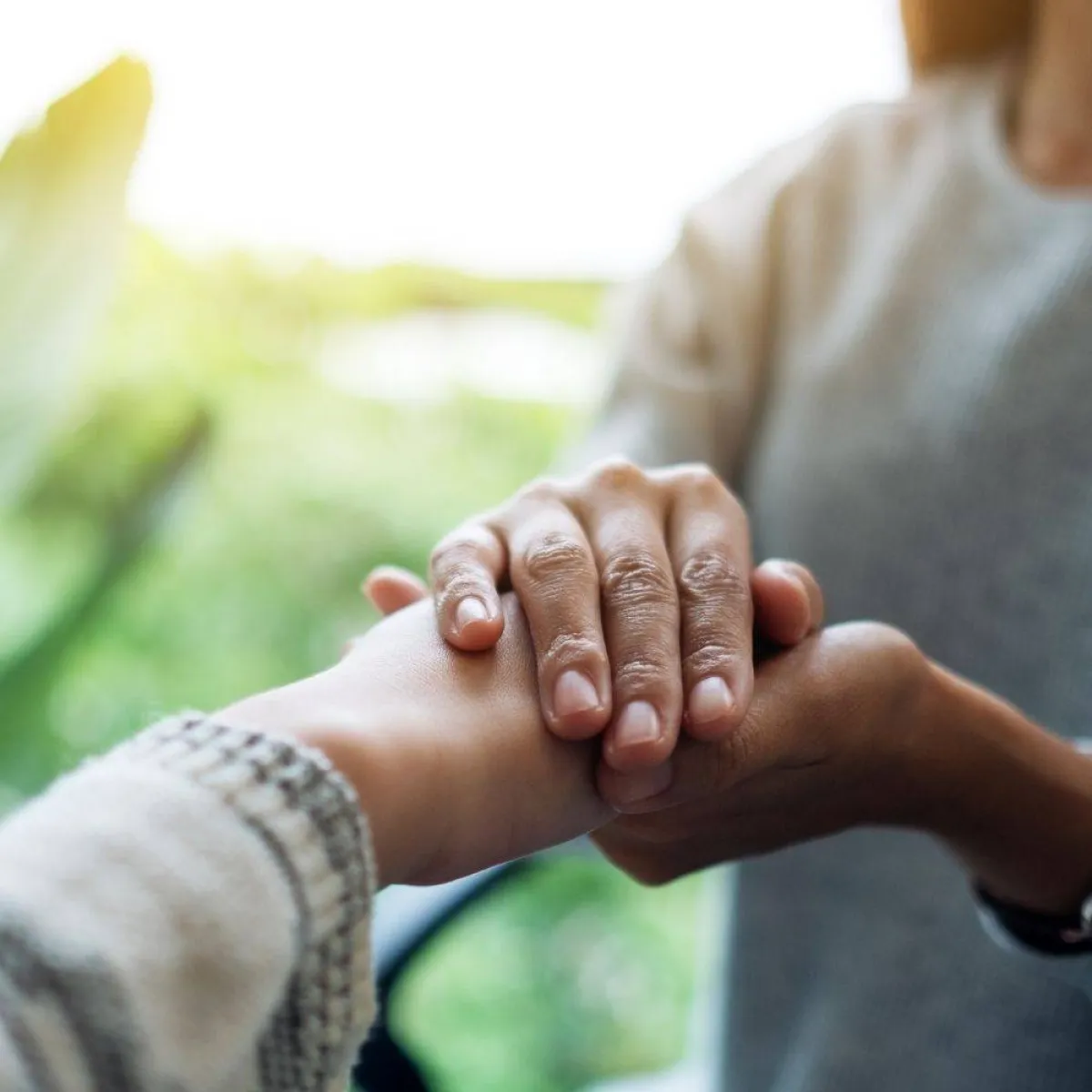 صورة تظهر شخصان يصافحان بعضهم الآخر