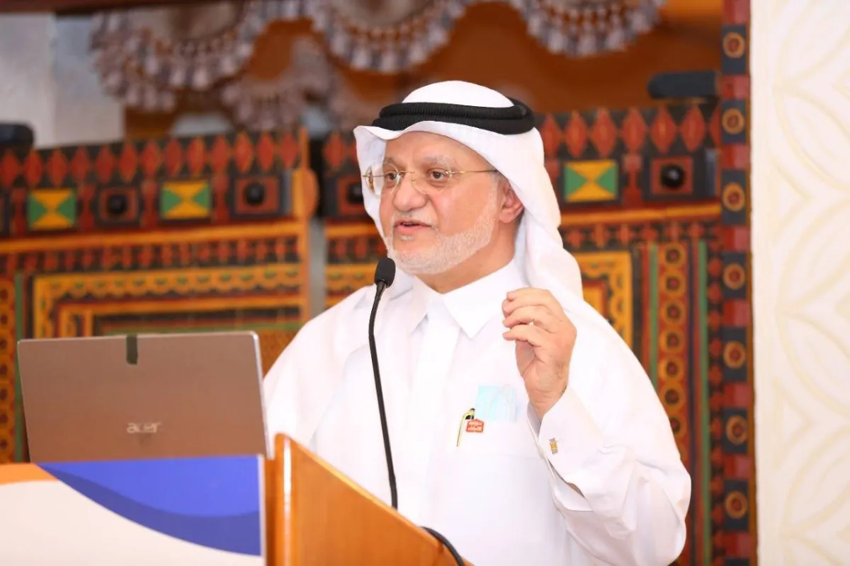 الدكتور ربيع خوقير أثناء حديثه عن العطور المقلدة وتأثيراتها على الجهاز التنفسي (تصوير إبراهيم الشيباني)