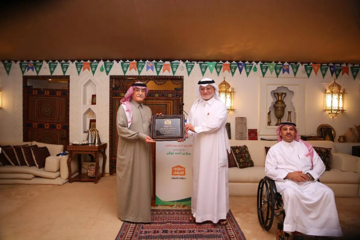 رئيس ديوانية الثلاثاء يكرم الدكتور ربيع خوقير تصوير (إبراهيم الشيباني)