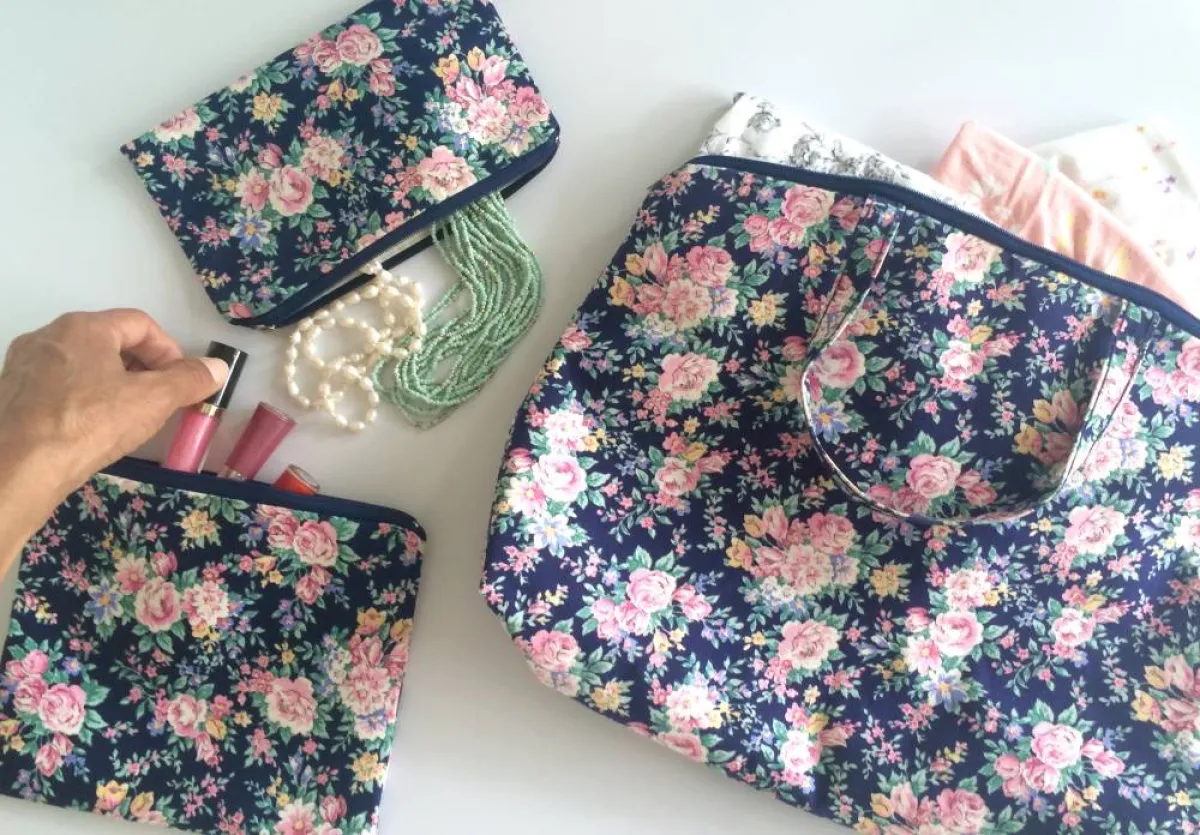 حقيبة صغيرة لمستحضرات التجميل داخل حقيبة السفر